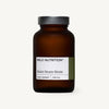 Wild Nutrition Multi Strain Biotic; ruskea lasipullo mustalla korkilla vaaleaa yksiväristä taustaa vasten, esittelee premium-monikantavalmisteen; pullo mattapintainen ja sylinterimäinen; etiketissä selkeä groteskityyppi mustin ja harmain tekstein; ei ihmisiä eikä käsiä näkyvissä, tuote kuvattu suoraan edestä silmän korkeudelta.