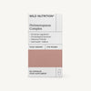 Wild Nutrition Perimenopause Complex, ravintolisä naisille, 60 kapselia, ominaisuuksina hormonitasapainon tuki ja sahramiuute; suorakaiteen muotoinen pakkaus, valkoinen vaaleanpunaisella osiolla, mustaa groteskitekstiä; pinnan vaikutelma mattaa; kuvassa vain pahvipakkaus, ei ihmisiä eikä käsiä; tausta valkoinen.