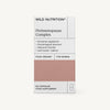 Wild Nutrition Perimenopause Complex, ravintolisä naisille, 60 kapselia, ominaisuuksina hormonitasapainon tuki ja sahramiuute; suorakaiteen muotoinen pakkaus, valkoinen vaaleanpunaisella osiolla, mustaa groteskitekstiä; pinnan vaikutelma mattaa; kuvassa vain pahvipakkaus, ei ihmisiä eikä käsiä; tausta valkoinen.