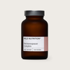 Wild Nutrition Perimenopause Complex; ruskea lasipullo tekstillä "Food-Grown" ja "For Women" valkoisella ja vaaleanpunaisella etiketillä, kuvattuna vaaleaa yksiväristä taustaa vasten; sylinterimäinen pullo hopeisella kierrekorkilla ja mattapinnalla; pääteksti mustaa groteskifonttia, mukana pieniä punaisia yksityiskohtia; ei ihmisiä eikä muita esineitä, tuote keskitettynä.