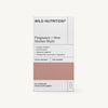 Wild Nutrition Pregnancy + New Mother Multi -pakkaus, valkoinen ja vaaleanpunainen laatikko mattapinnalla, suorakulmainen pahvipakkaus; etusivun etiketti selkeällä tekstausvapaalla typografialla, teksti kertoo tuotteen naisille tukevan energiaa, solunjakautumista ja immuunijärjestelmää; jokainen annos tarjoaa 400 µg foolihappoa kolmea kapselia kohden; laatikko sisältää 90 ravintolisäkapselia; ei ihmisiä tai käsiä näkyvissä; tausta neutraali, tuote kuvattu edestä.