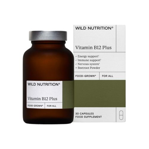 Wild Nutrition Vitamin B12 Plus -pullo ja pakkaus, meripihkanvärinen pullo, edistää energiaa, immuniteettia ja hermoston tukea, sisältää 30 kapselia punajuurijauheella; sekä pullo että laatikko minimalistisin puhtain designein olennaisin ravintoainein päivittäiseen hyvinvointiin; pullo sylinterimäinen mattapinnalla; laatikko valkoinen mustalla tekstausvapaalla typografialla; ei ihmisiä tai käsiä näkyvissä; molemmat esineet vierekkäin kuvattuna.