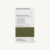 Wild Nutrition Vitamin B12 Plus -pakkaus, tukee energiaa, immuniteettia ja hermostoa punajuurijauheella; pakkaus pääosin valkoinen vihreällä osiolla alaosassa, korostaa olennaisten B-vitamiinien sisältöä; suorakulmainen laatikko mattapinnalla; tuotenimi ja hyötyteksti lihavoitua tekstausvapaata fonttia; ei ihmisiä tai käsiä näkyvissä; tuote yksinkertaisella taustalla.