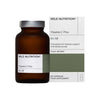 Wild Nutrition Vitamin C Plus for All -pullo, ruskea lasipullo pakkauksensa vieressä, valkoinen ja vihreä laatikko; pullo sylinterimäinen mattapinnalla, yksinkertainen moderni etiketti; laatikossa tekstausvapaata typografiaa immuniteetin tuesta, bioflavonoideista ja 60 kapselista; tausta valkoinen ja tasaisesti valaistu, studiotuotekuva.