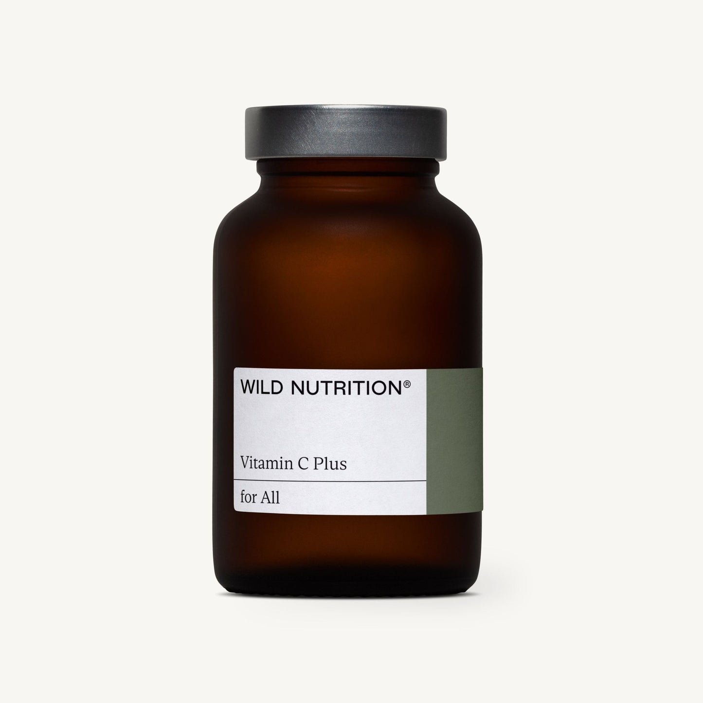 WILD NUTRITION Vitamin C Plus for All -pullo, ruskea lasipullo harmaalla kannella valkoista taustaa vasten, korostaen premium-tason pakkausta; pullo sylinterimäinen mattapinnalla, ulkonäöltään läpinäkymätön; etiketissä selkeää tekstausvapaata typografiaa mustalla ja harmaalla; ei ihmisiä tai käsiä näkyvissä; tuote keskitettynä silmän tasolta otetussa kuvassa.