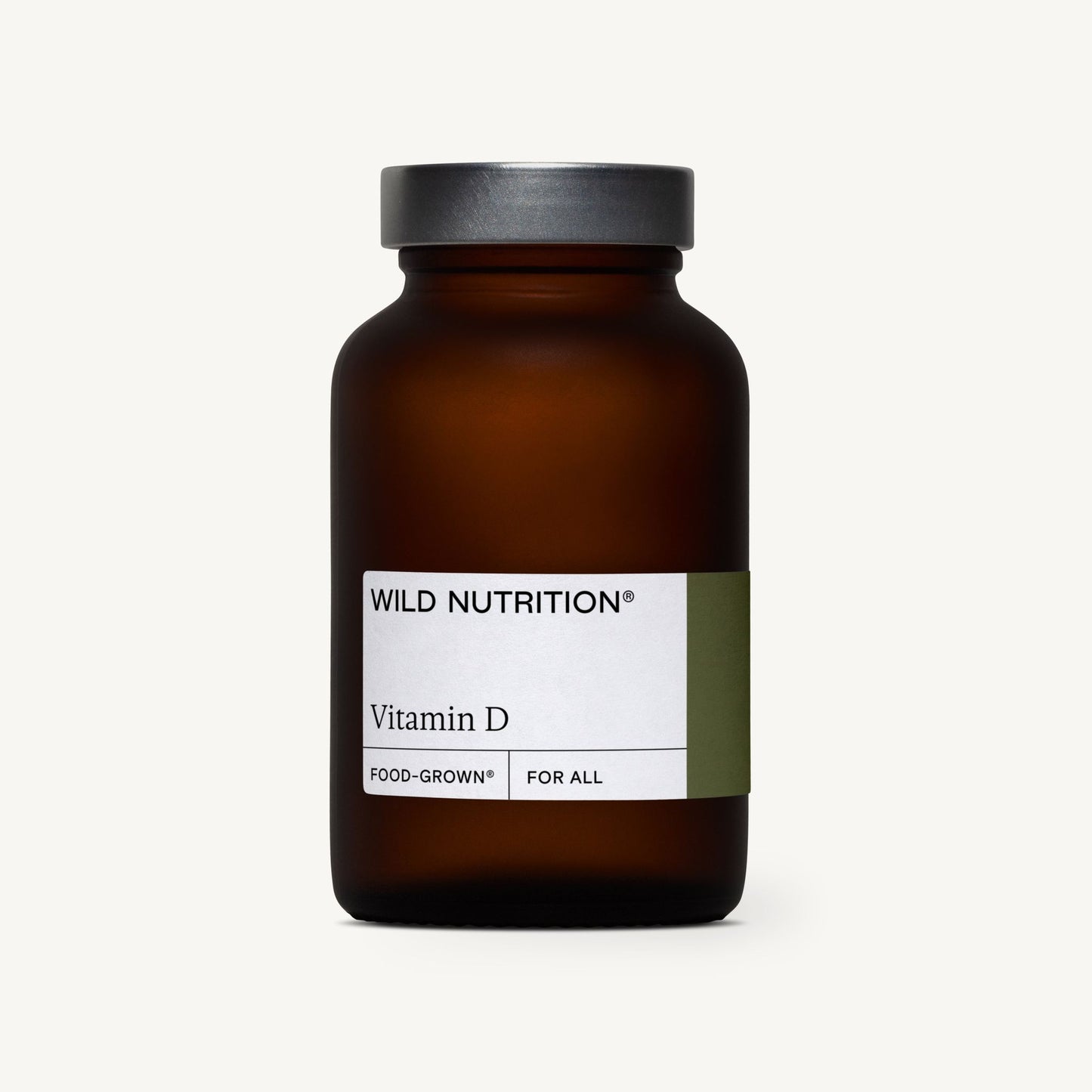 Wild Nutrition Vitamin D, Food-Grown, For All -pullo, ruskea lasipullo harmaalla muovisella kierrekannella, sylinterimäinen muoto; mattapaperinen etiketti lihavoidulla tekstausvapaalla typografialla; tuote valkoista taustaa vasten; ei ihmisiä tai muita esineitä näkyvissä kuvassa.