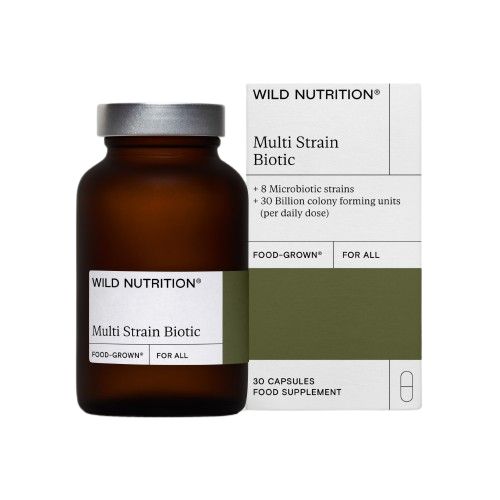 Wild Nutrition Multi Strain Biotic; ruskea lasipullo ja sitä vastaava suorakaiteen muotoinen pakkaus, molemmat mattapintaisia, sisältävät 30 kapselia elävillä bakteerikannoilla, joissa 8 mikrobiottista kantaa ja 30 miljardia PMY päiväannosta kohden; lihavoitu musta groteskiteksti valkoisella pohjalla; ei ihmisiä eikä käsiä näkyvissä, tuote tasaista pintaa vasten.
