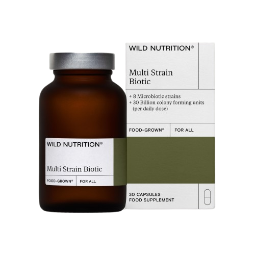 Wild Nutrition Multi Strain Biotic; ruskea lasipullo ja sitä vastaava suorakaiteen muotoinen pakkaus, molemmat mattapintaisia, sisältävät 30 kapselia elävillä bakteerikannoilla, joissa 8 mikrobiottista kantaa ja 30 miljardia PMY päiväannosta kohden; lihavoitu musta groteskiteksti valkoisella pohjalla; ei ihmisiä eikä käsiä näkyvissä, tuote tasaista pintaa vasten.