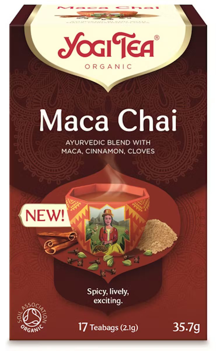 YogiTea Luomu Maca Chai Tee; pakkauksen etuosa; suorakulmainen pahvipakkaus mattapinnalla, pääosin punainen ulkoasu, kuvassa höyryävä kuppi ja kuvitettuja mausteita; valkoinen serif- ja groteskiteksti kertoo ayurvedisesta seoksesta macajuurella, kanelilla ja neilikalla sekä kuvailee makua mausteiseksi ja eloisaksi; ei ihmisiä tai käsiä, yksivärinen tausta, kuva keskitetty ja hyvin valaistu.