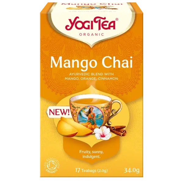 YogiTea Luomu Mango Chai Tee; laatikko Yogi Tea Organic Mango Chai -teetä, kuvassa teekuppi mangon, kukan ja appelsiiniviipaleiden kera; teksti korostaa uutuutta sekä hedelmäistä, aurinkoista ja antautuvaa makua; sisältää 17 luomu-teepussia (34 g); tuote on suorakulmaisessa pahvilaatikossa mattapinnalla, väriltään monipuolinen, antiikva- ja groteskifontteja etiketissä; ei ihmisiä tai käsiä näkyvissä; neutraali tausta studiovalaistuksessa.