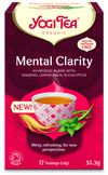 YogiTea Luomu Mental Clarity Tee; pakkaus, kuvassa teekuppi, ginsengiä ja raikasta minttua; kofeiiniton luomutee sisältää 17 teepussia; pakkaus on pääosin punainen ja pinkki, suorakulmainen ja mattapintainen; etiketissä valko-kultaista groteskitekstiä; ei ihmisiä tai käsiä näkyvissä, kuvassa näkyy vain laatikon etuosa yksivärisellä taustalla.