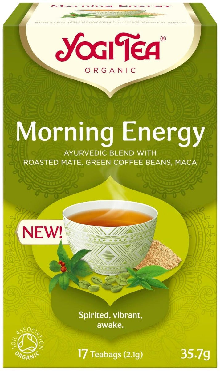 YogiTea Luomu Morning Energy Tee; laatikko, jossa teekuppi, vihreitä ja beigejä korosteita, teksti korostaa piristäviä ainesosia: paahdettua matea, vihreää kahvipapua ja macaa; mattapintainen suorakulmainen pahvilaatikko lihavoidulla groteskitypografialla etuosassa; etiketissä lukee "spirited, vibrant, awake" sekä 17 luomuteepussia ja luomumerkintä; tuote vaalealla taustalla, ei ihmisiä näkyvissä.