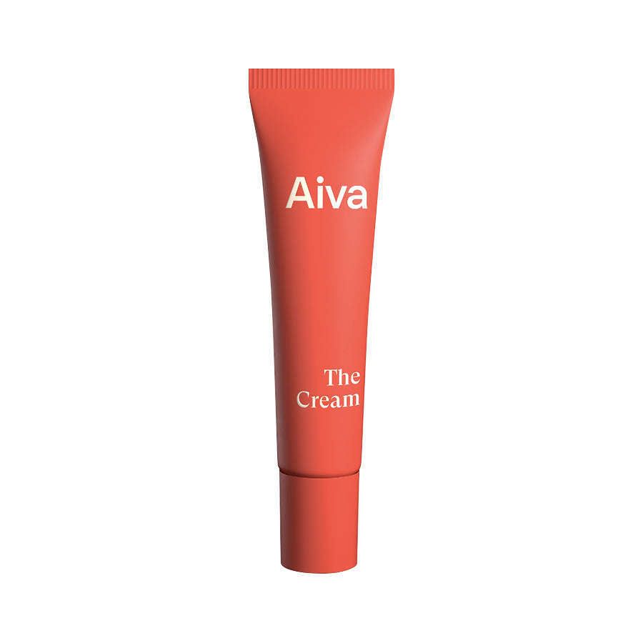 Aiva The Cream; punainen tuubi tekstillä "Aiva" ylä- ja alaosassa, pystyssä valkoisella taustalla ravitsevana ihonhoidon perustuotteena; kuvassa yksi muovinen punainen tuubi pystysuunnassa; ei ihmisiä tai käsiä kuvassa, ei muita esineitä näkyvissä.