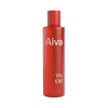 Aiva The Oil; punainen pullo tekstillä "Aiva The Oil" pystyssä valkoisella taustalla; astia muovia tai lasia sylinterinmuotoisena painetulla tuoteetiketillä; ei ihmisiä tai käsiä kuvassa, ympäristö pelkistetty ja tasaisesti valaistu.