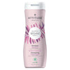 Attitude Super Leaves Kosteuttava Shampoo; vaaleanpunainen muovipullo mattapinnalla, lieriömäinen kavennettu kaula ja läppäkorkki; etikitissä lukee "Moisture Rich" ja "Hypoallergenic" lihavoidulla groteskifontilla, violetteja lehtikuvituksia ja pieniä kasvikuvitusaiheita; kuvattu vaalealla studiotaustalla, ei ihmisiä tai käsiä.