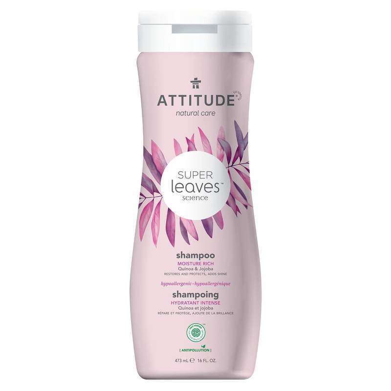 Attitude Super Leaves Kosteuttava Shampoo; vaaleanpunainen muovipullo mattapinnalla, lieriömäinen kavennettu kaula ja läppäkorkki; etikitissä lukee "Moisture Rich" ja "Hypoallergenic" lihavoidulla groteskifontilla, violetteja lehtikuvituksia ja pieniä kasvikuvitusaiheita; kuvattu vaalealla studiotaustalla, ei ihmisiä tai käsiä.