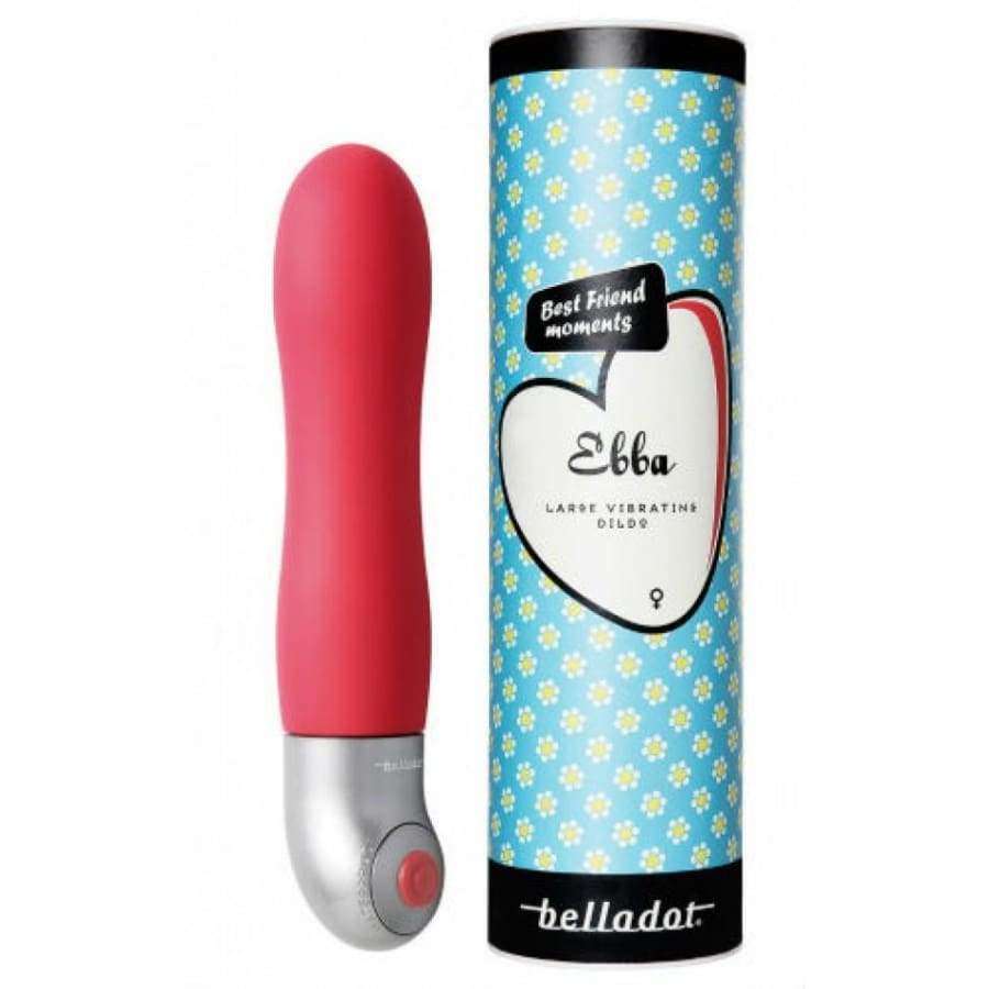 Belladot Ebba Large Vibrating Dildo: pinkki-hopeinen vibraattori seisoo pystyssä sinisen sylinterimäisen pakkauksensa vieressä tekstillä "Ebba Large Vibrating Dildo by Belladot"; vibraattorin muoto on sileä ja hieman kaareva kiiltäväpinnalla, pakkauksessa sydänkuvituksia ja pieniä keltaisia kukkia; tausta on valkoinen, ei ihmisiä tai käsiä kuvassa.