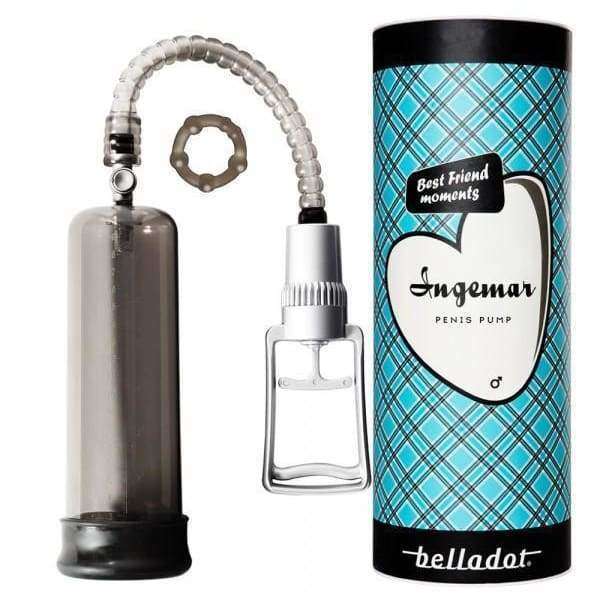 Belladot Ingemar Penis Pump Erektiopumppu: erektiopumppulaite joustavalla letkulla, läpinäkyvällä sylinterillä ja mattamustalla käsipumpulla, aseteltuna korkean sylinterimäisen rasian viereen tekstillä "Ingenar Penis Pump" lihavoidulla groteskikirjasimella sinisen ruutukuvioidun taustan päällä; molemmat esineet on aseteltu tasaiselle valkoiselle pinnalle; ei ihmisiä tai käsiä näkyvissä tässä suoraviivaisessa tuotekuvassa.