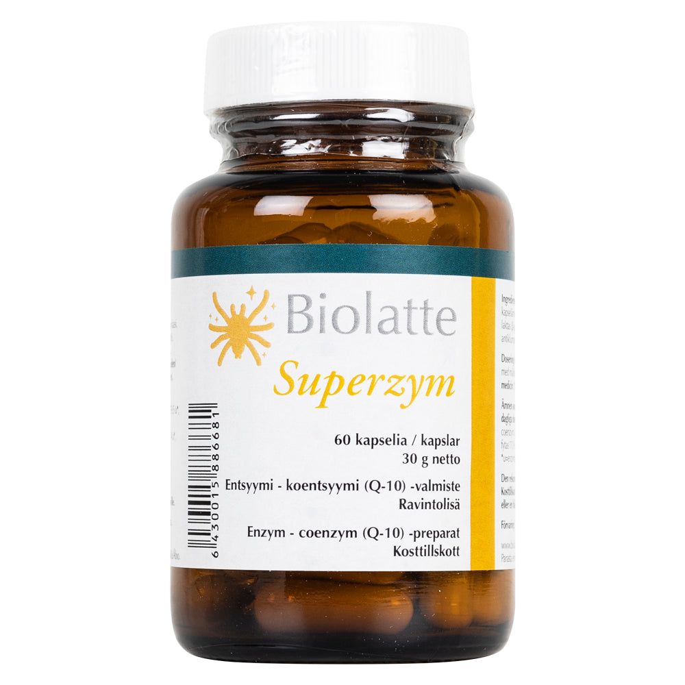 Biolatte Superzym -pullo, 60 kapselia; ruskea, mattapintainen ja sylinterimäinen pullo litteällä valkoisella kierrekorkilla; etiketissä mustaa ja kultaista tekstausvapaata tekstiä, keltainen aurinkologo, tuotenimi, kapselimäärä sekä monikielisiä lisätietoja; kuvattu valkoista taustaa vasten, ei ihmisiä tai muita esineitä.