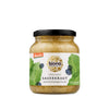 Biona Organic Sauerkraut katajanmarjoilla, 360 g; kirkas, lieriömäinen lasipurkki mustalla kannella; etiketissä vihreitä lehti- ja marjakuvituksia, mattapinta ja selkeää groteskitekstiä tuotenimestä sekä painosta; vaalea tausta, ei ihmisiä tai käsiä.