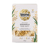 Biona Organic Pure Oaty Granola, 375 g; kultafolion sävyisiä koristeaiheita, vegaanilogo ja ikkuna, josta näkyy grahamimurot; suorakulmainen, mattapintainen pakkaus tummalla taustalla; serif- ja groteskifonttia, teksti korostaa kuitupitoisuutta, riisisiirapilla makeutettua koostumusta ja palmuöljyttömyyttä; neutraali tausta, ei ihmisiä tai käsiä.