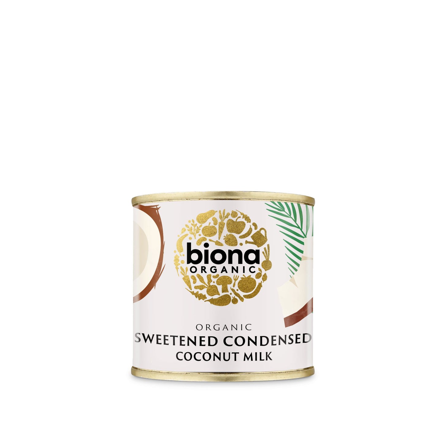 Biona Organic Sweetened Condensed Coconut Milk -tölkki; kookospalmuja ja lehtiä esittäviä eloisia kuvituksia vaalealla taustalla; lieriömäinen tölkki mattapinnalla ja metallikannella; brändi- ja tuotenimi suurella, lihavoidulla groteskifontilla; vaalea tausta, ei ihmisiä tai muita esineitä; tuote kuvattu suoraan edestä.
