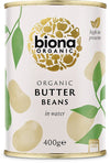 Biona Organic Butter Beans vedessä; valkoinen etiketti kultaisin korostuksin, vihreitä lehtikuvioita ja papukuvituksia; luettavissa mainintoja "high in protein", "no BPA used" ja nettopaino 400 g; lieriömäinen, mattapintainen tölkki; tuote kuvattu neutraalilla taustalla, ei ihmisiä tai käsiä.