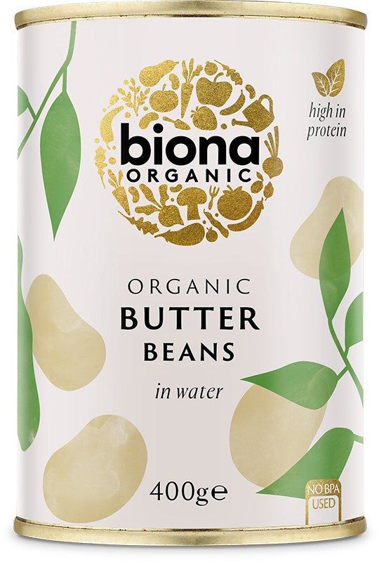 Biona Organic Butter Beans vedessä; valkoinen etiketti kultaisin korostuksin, vihreitä lehtikuvioita ja papukuvituksia; luettavissa mainintoja "high in protein", "no BPA used" ja nettopaino 400 g; lieriömäinen, mattapintainen tölkki; tuote kuvattu neutraalilla taustalla, ei ihmisiä tai käsiä.