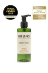 BRUNS Products Nº14 Tangy Mint Hair Souffle Muotoilugeeli; vihreä pumppupullo Bruns Hårsuffle No. 14 -tuotetta kahden palkintomerkin kera: Beauty Shortlist Awards 2019 Winner ja Winner Organic Beauty Awards Best Hair-Styling Product 2019, korostaen luonnonmukaista muotoiluosaamista; pullo lieriömäinen mattapinnalla, etiketissä valkoista tekstiä modernilla groteskifontilla; tuote kuvattu pystyssä neutraalia taustaa vasten, ei ihmisiä näkyvissä.