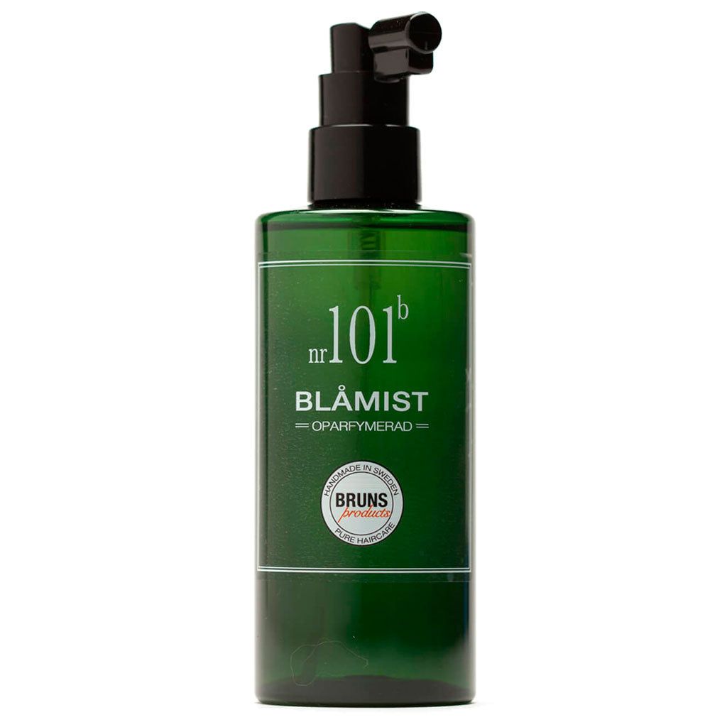 BRUNS Products Nº101 Hajusteeton Blue Mist kasvosuihke; vihreä muovipullo mattapintaisena, sylinterinmuotoinen, musta suihkupumppu; etiketissä selkeä lihavoitu teksti "nr 101b BLÅMIST OPARFYMERAD"; pyöreä BRUNS products -logo painettuna alaosaan; valkoinen tausta; ei ihmisiä tai käsiä tässä tuotekuvassa.