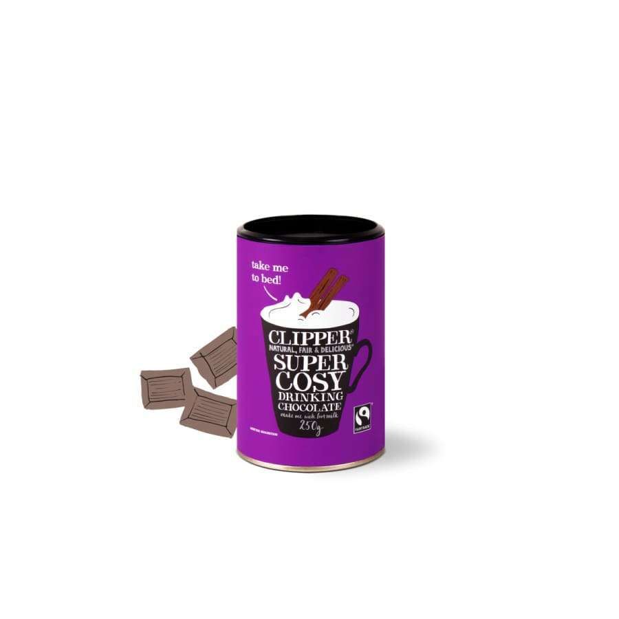 Clipper Super Cosy Drinking Chocolate; violetti, mattapintainen peltitölkki, jossa valkoinen kuppikuvitus ja suklaapaloja vieressä; etiketissä teksti "take me to bed!", Fairtrade-sertifiointi ja "250g"; serif- ja lihavoitua groteskifonttia; neutraali tausta, ei ihmisiä tai käsiä; tuote kuvattu suoraan edestä.