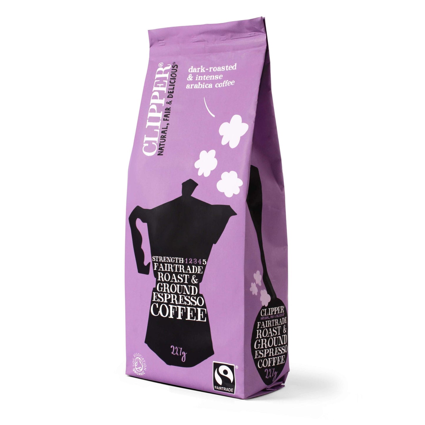 Clipper Fairtrade Roast & Ground Espresso Coffee; violetti pussi, jossa kahvipannun siluetti ja nouseva valkoinen höyry sekä tekstiä maun rikkaudesta ja eettisestä alkuperästä; pakkaus mattapintainen, suorakulmainen; brändinimi lihavoiduin valkoisin kirjaimin, muu teksti kontrastisin fontein; ei ihmisiä tai käsiä; vaalea tausta, kuvassa vain pakkauksen etuosa.