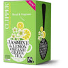 Vihreä rasia Clipper Jasmine & Lemon Organic Green Tea -teetä, kuvituksena sitruunaviipaleita ja jasmiinikukkia, teksti kertoo 20 pussista ja kukkaisesta, tuoksuvasta sekoituksesta. Rasiassa on Fairtrade- ja luomulogot. Mattapintainen suorakulmainen pahvipakkaus; 'Clipper' lihavoiduin valkoisin versaalikirjaimin mustalla pystyraidalla; pääetikettiteksti valkoisella antiikvafontilla vihreällä pohjalla. Ihmisiä tai käsiä ei näy. Studiokuva pelkistetyllä taustalla.