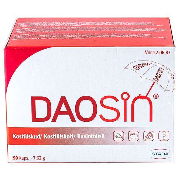 DAOSin-ravintolisä, 90 kapselia, histamiini-intoleranssin tueksi; punavalkoinen, suorakulmainen pakkaus mattapinnalla; tuotetiedot usealla kielellä, käyttökuvakkeita, lihavoitu groteskifontti brändinimelle "DAOSin" sekä pienempää lisätekstiä; vaalea tausta, ei ihmisiä tai rekvisiittaa.