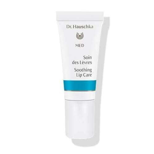 Dr. Hauschka Med Akuutti huulivoide; valkoinen tuubi tekstillä "Dr. Hauschka MED Soothing Lip Care" sinisellä raidalla seisoo pystyssä yhtenäistä valkoista taustaa vasten; pakkaus lieriömäinen mattapinnalla; yksinkertaista, groteskia typografiaa mustana ja sinisenä näyttää tuotenimen etuosassa; ei ihmisiä, esineitä tai toimintaa kuvassa.