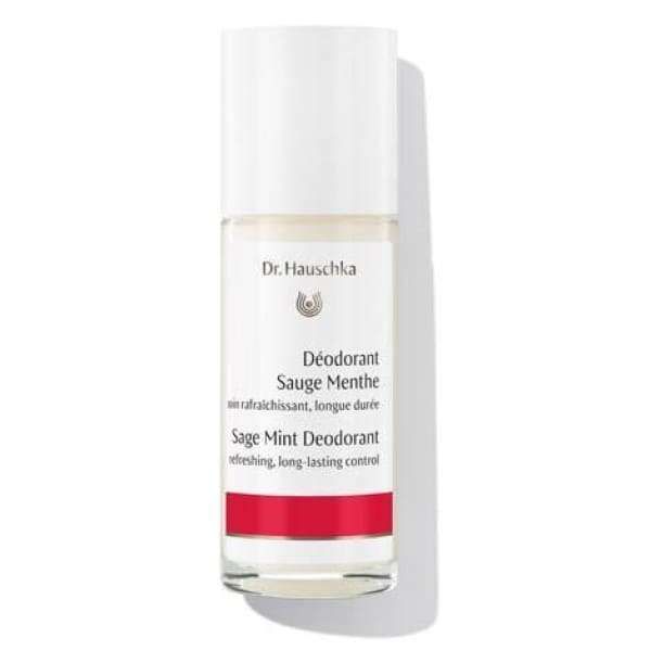 Dr. Hauschka Salvia Deodorantti -pullo, kirkas lasi, suorakulmainen valkoinen mattaetiketti musta-punaisella groteskitekstillä, kiiltävänvalkoinen sylinterinmuotoinen korkki