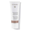 Valkoinen tuubi Dr. Hauschka Regenerating Day Cream Complexion -voidetta ruskein ja kultaisin yksityiskohdin seisoo pystyssä valkoisella taustalla. Tuubi on lieriömäinen mattapinnalla ja siinä on kierrettävä korkki. Tuotenimi on painettu pääteviivattomalla fontilla tuubin etupuolelle. Ihmisiä, käsiä tai rekvisiittaa ei näy kuvassa.