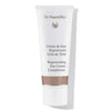 Dr. Hauschka Regenerating Day Cream Complexion -tuubi, valkoinen, teksti sekä ranskaksi että englanniksi ja ruskea nauha alaosan lähellä; tuubi sylinterimäinen mattapinnalla; korkki metallisen tai heijastavan hopeinen; typografia tekstausvapaata selkeällä hierarkialla tuotenimelle ja tiedoille; yksinkertainen tausta, ei muita esineitä, ihmisiä tai toimintaa näkyvissä; kuva näyttää koko tuotteen pystyssä ja keskitettynä.