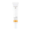 Dr. Hauschka Night Serum -tuubi, valkoinen tuubi kultaisin korostuksin ja kätevällä pumppuannostelijalla, pystyssä valkoista taustaa vasten; tuubi mattapintainen sylinterimäinen pyöristetyin reunoin, kultainen nauha annostelijan tyvellä; typografia siistiä ja minimalistista mustalla ja kultaisella; ei ihmisiä tai käsiä näkyvissä; kuva keskitetty ja hyvin valaistu täysin valkoista taustaa vasten.
