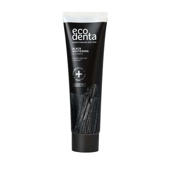 Ecodenta Black Whitening -valkaiseva hammastahna; musta putkilo pystyssä valkoisella taustalla, etusivulla hiilikuvitus ja valkoista tekstiä; putkilo mattapintainen ja lieriömäinen; etiketissä lihavoitu groteskityyppi tuotenimelle, pienempi teksti lisätiedoille; ei ihmisiä tai rekvisiittaa, kuvattu suoraan edestä.