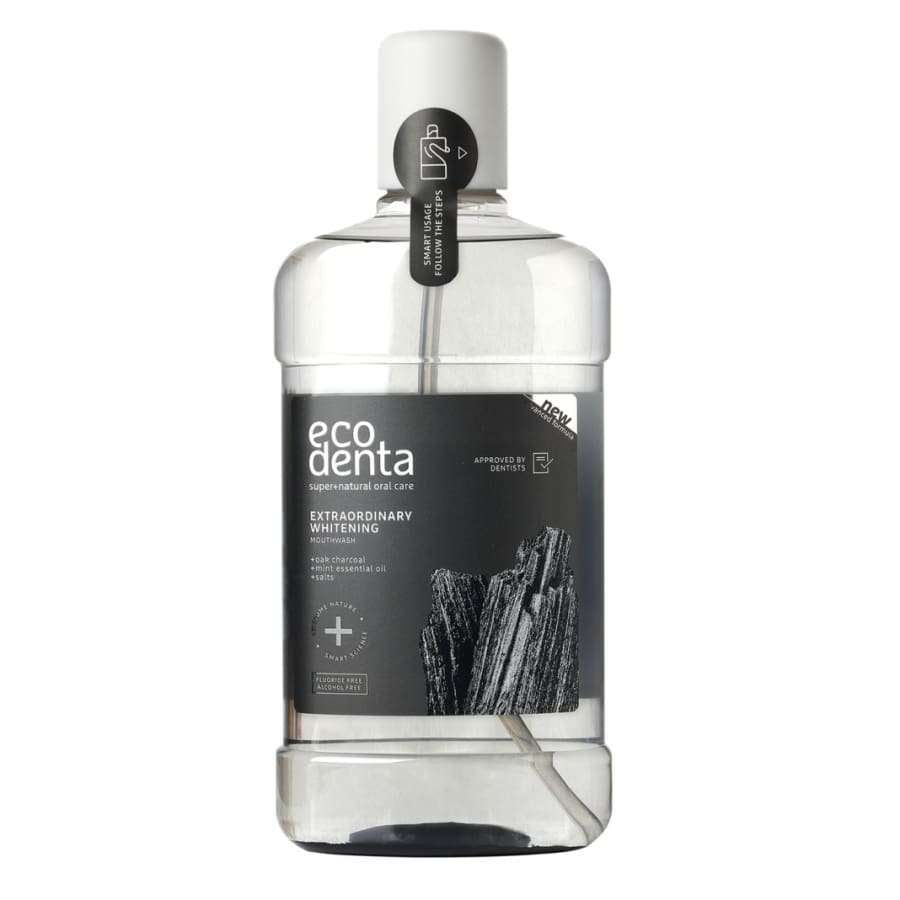 Ecodenta Extraordinary Whitening -valkaiseva suuvesi, tehostettu aktiivihiilellä; läpinäkyvä muovipullo mustalla suorakulmaisella etiketillä, jossa valkoista ja hopeanväristä lihavoitua groteskitekstiä sekä hiilipalojen kuvitus; lieriömäinen pullo, matta valkoinen kierrekorkki turvasinetillä; vaalea tausta, ei ihmisiä tai käsiä.