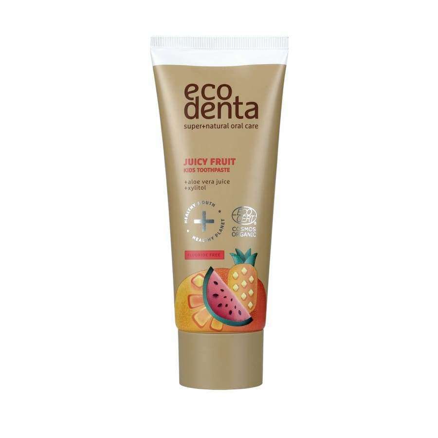 Ecodenta Juicy Fruit Kids Toothpaste -tuubi, aloe vera -mehua ja ksylitolia, leikkisiä hedelmäkuvituksia, merkitty fluorittomaksi ja sertifioiduksi luomulastenhammastahnaksi; pakkaus pääosin valkoinen värikkäin grafiikoin ja mattapinnalla; tuubi pystyssä pyöristetyllä korkilla; typografia lihavoitua tekstausvapaata sekä pienempää kontrastivärillistä tekstiä; tausta yksinkertainen, ei ihmisiä tai esineitä näkyvissä.