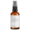 Evolve Organic Beauty True Balance Lotion -kasvovoide; meripihkanvärinen pullo mustalla muovipumpulla ja valkoisella suorakulmaisella etiketillä; pullo sileää, kiiltävää lasia; etiketissä yksinkertaista mustaa groteskitekstiä, mainitaan sekaihoon ja rasvoittuvaan ihoon sopivuus, moringapeptidit, inkiväärin kasvisolut ja kosteuttava hyaluronihappo; vaalea tausta, ei ihmisiä.