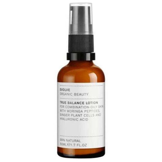 Evolve Organic Beauty True Balance Lotion -kasvovoide; meripihkanvärinen pullo mustalla muovipumpulla ja valkoisella suorakulmaisella etiketillä; pullo sileää, kiiltävää lasia; etiketissä yksinkertaista mustaa groteskitekstiä, mainitaan sekaihoon ja rasvoittuvaan ihoon sopivuus, moringapeptidit, inkiväärin kasvisolut ja kosteuttava hyaluronihappo; vaalea tausta, ei ihmisiä.