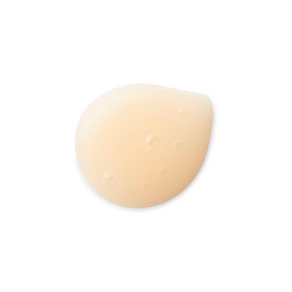 Evolve 360 Peptide Seerumi; lähikuva beigenvärisestä kyynelenmuotoisesta geelinokareesta sileällä pinnalla ja pienin kuplin, keskitettynä valkoiselle taustalle; ei pakkausta, työkaluja tai käsiä kuvassa; ei tekstiä tai koristeellisia elementtejä, keskittyy pelkästään tuotenäytteeseen.