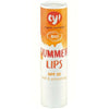 Ey! Aurinkovoidepuikko SK20; valkoinen tuubi ey!-luomukosmetiikan huulivoidetta tekstillä "SUMMER LIPS SPF 20 soft & smoothing"; sylinterinmuotoinen mattapintainen tuubi tasaisella korkilla; teksti lihavoitua groteskia sekä iso- että pienaakkosin; tausta pelkistetty ja neutraali; oranssit ja keltaiset väripalkit etiketissä, BIO-sertifiointimerkki näkyvissä; ei ihmisiä, käsiä tai muita esineitä kuvassa.