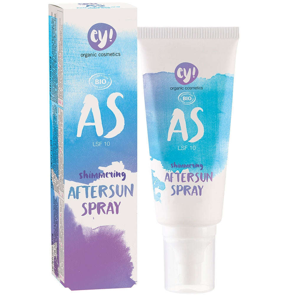 Tuubi ja laatikko Ey!-luomukosmetiikan kimmeltävää aurinkosuihketta, merkitty AS LSF 10, sinisellä ja violetilla vesiväriaiheella valkoisella pohjalla. Sekä tuubi että laatikko ovat pystyssä ja mattapintaisia. Typografia on pääteviivaton; sana Ey! on suurikokoinen ja tyylitelty. Ihmisiä tai käsiä ei näy kuvassa. Tausta on valkoinen ja tasaisesti valaistu.
