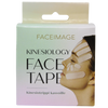 Faceimage Kinesioteippi Kasvoille Sensitive, pakkaus, jossa kuva naisen kasvoista teippikaistalein otsalla, poskella ja leualla kohdennetun tuen antamiseksi; pakkaus suorakaiteen muotoinen ja mattapintainen, tuotenimi lihavoidulla groteskityypillä; pakkauksessa värikkäitä grafiikoita neutraalilla pohjalla; kuva otettu suoraan edestä, ei käsiä eikä ympäristöä näkyvissä.