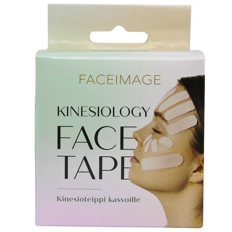 Faceimage Kinesioteippi Kasvoille Sensitive, pakkaus, jossa kuva naisen kasvoista teippikaistalein otsalla, poskella ja leualla kohdennetun tuen antamiseksi; pakkaus suorakaiteen muotoinen ja mattapintainen, tuotenimi lihavoidulla groteskityypillä; pakkauksessa värikkäitä grafiikoita neutraalilla pohjalla; kuva otettu suoraan edestä, ei käsiä eikä ympäristöä näkyvissä.