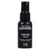 Fiini Naturally Ruusu-Kaura Kasvovesi; musta muovinen suihkupullo mattapintaisena, musta suutin ja kirkas korkki; etuetiketissä yksinkertainen valkoinen ja beige groteskikirjasin, teksti "KASVOVESI Toner Spray Rose & Oat by Fini Naturally"; mainitsee hyaluronihapon, 100-prosenttisen luonnollisuuden, vegaanisuuden ja kauran rauhoittavat hyödyt; vaalea tausta, keskitetty studiokuva ilman ihmisiä tai käsiä.